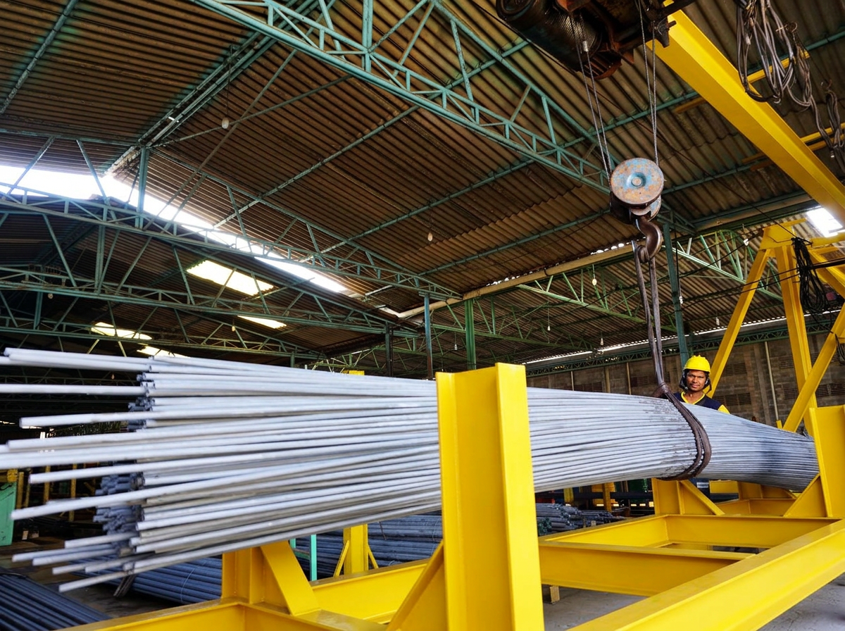Feixes de tubos de aço trefilados e laminados em pátio industrial