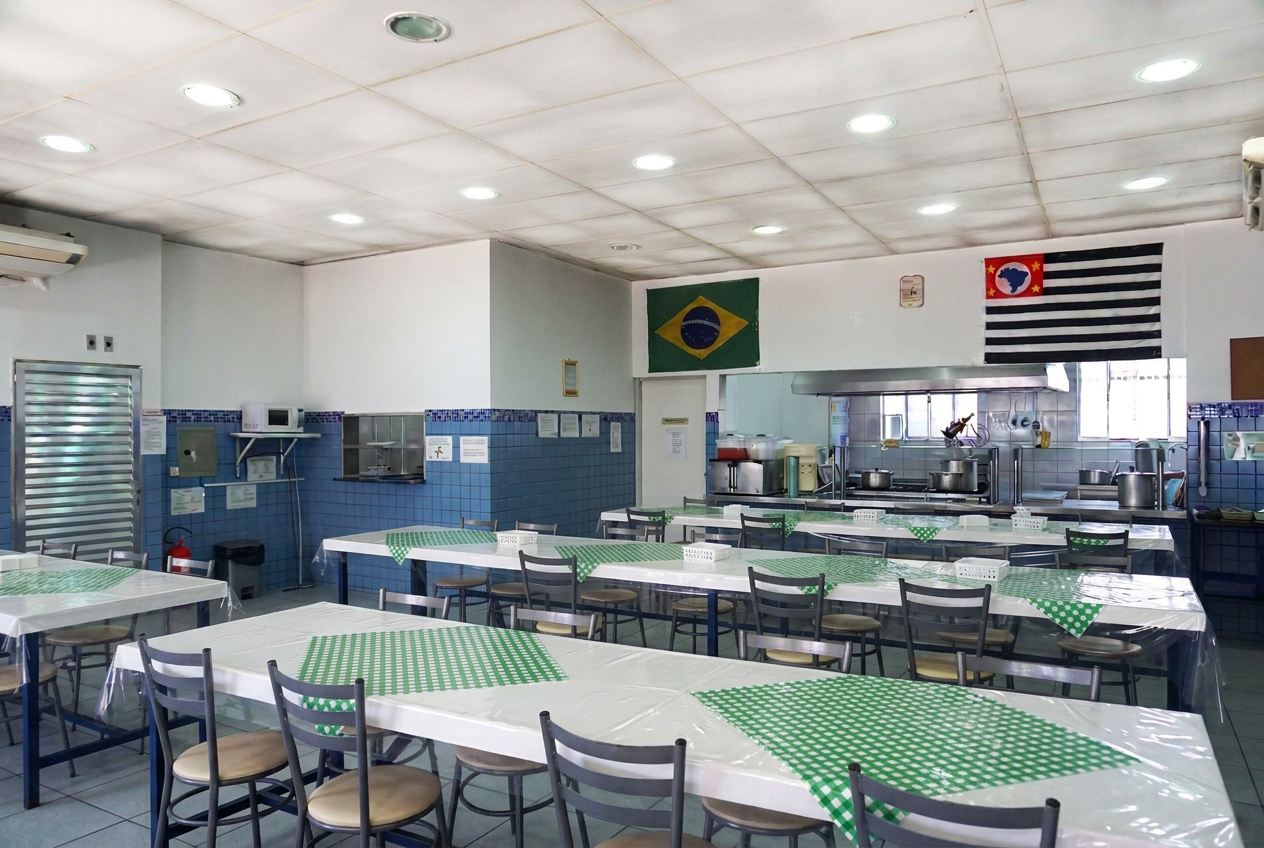 Colaboradores da Mercante no refeitório da empresa